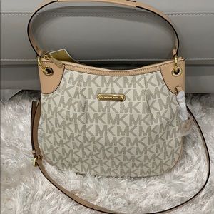 NWT  Michael Kors Jet set shoulder bag. MK LOGO.